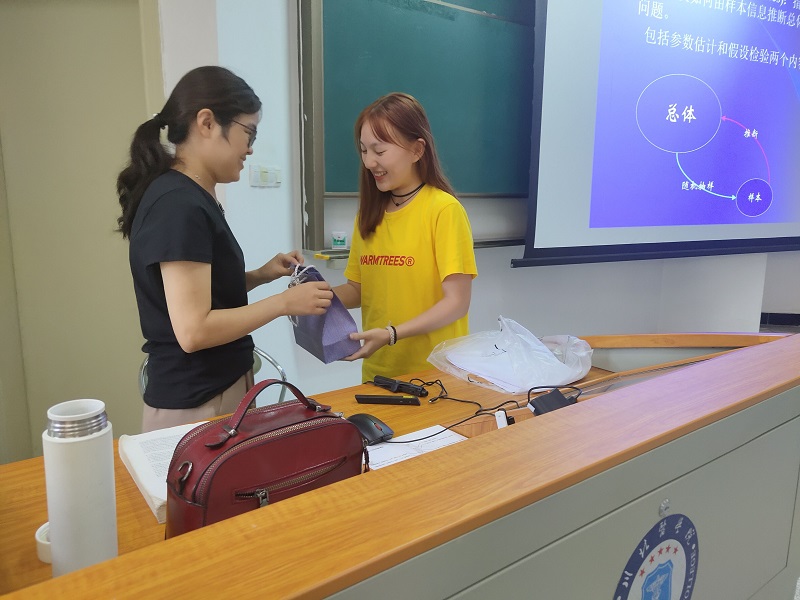 临床医学系开展为教师送祝福感恩活动