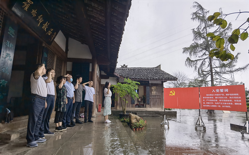 传承红色基因  奋进时代新程