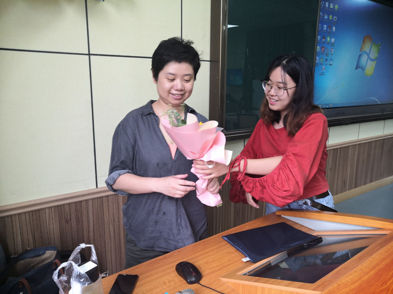 临床医学系党总支开展“我为老师献束花”教师节活动