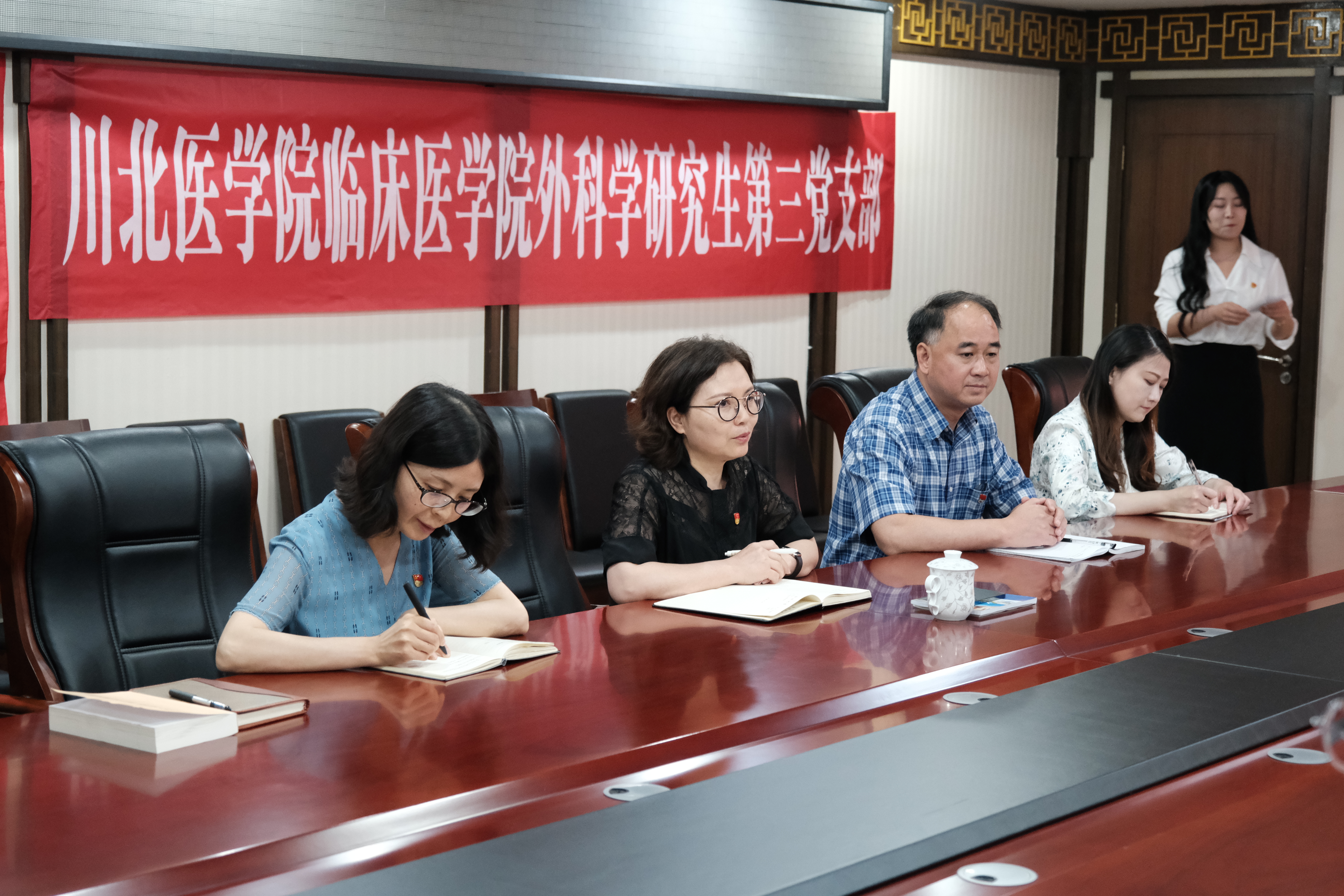 机关党委第八支部与外科学研究生第三党支部联合主题党课及毕业生党员座谈会