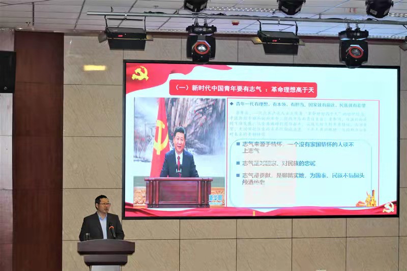 学校党委副书记黄平 为护理学院、外国语言文化系师生党员上党课