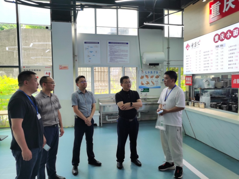 何永斌副校长到学校食堂检查指导工作