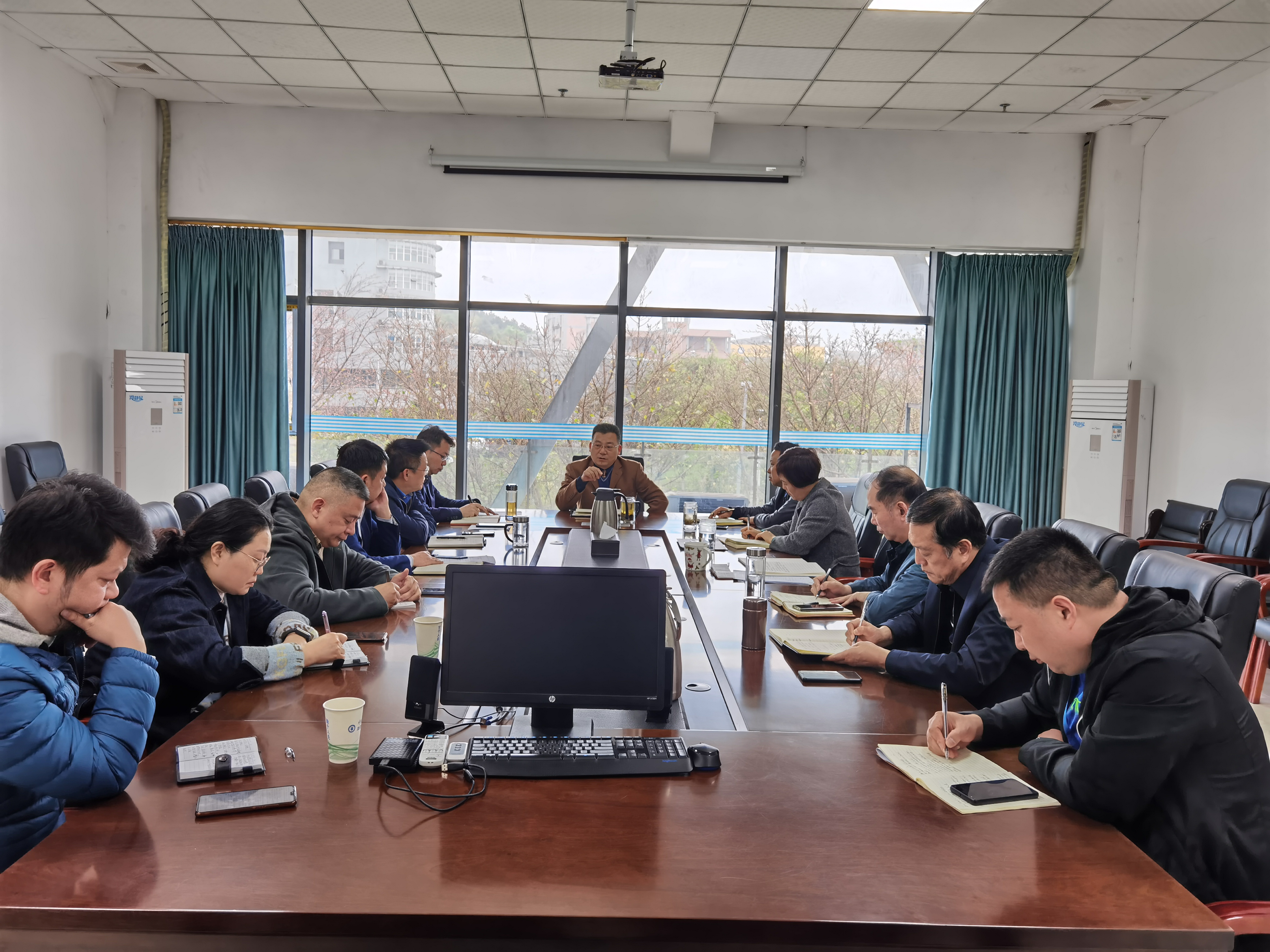 校领导组织召开后勤重点工作督查督办会议