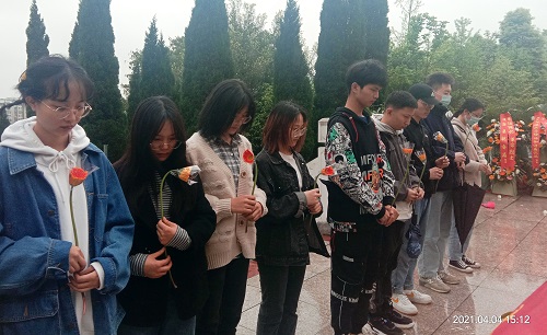 法医学系党总支举办“缅怀革命先烈,传承革命精神”主题党日活动