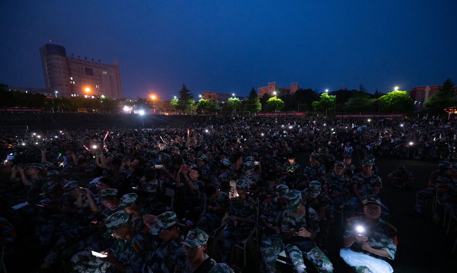 奋斗百年路，青春正当时——学校举行2021年军训文艺汇演