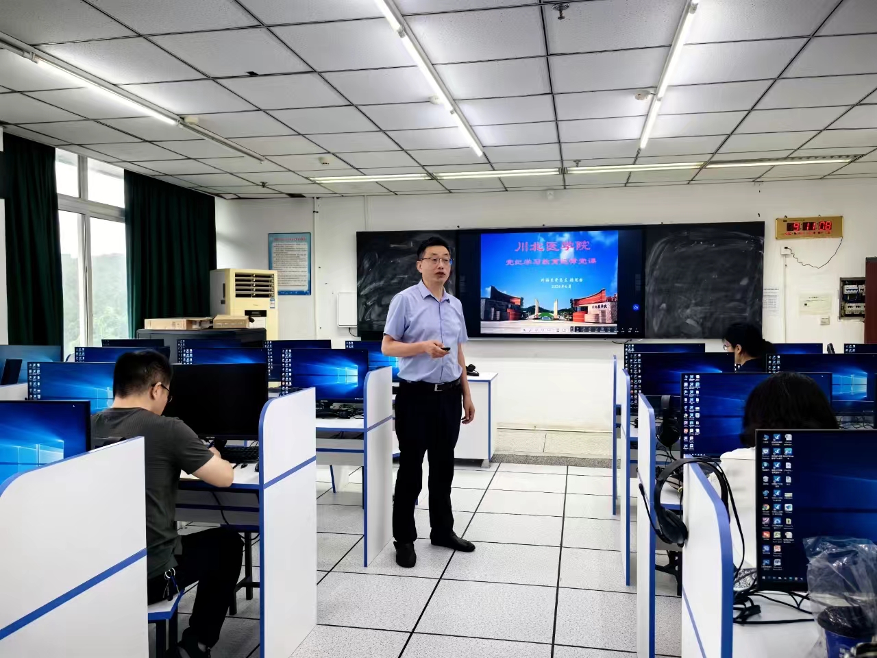 外国语言文化系开展党纪学习教育专题党课