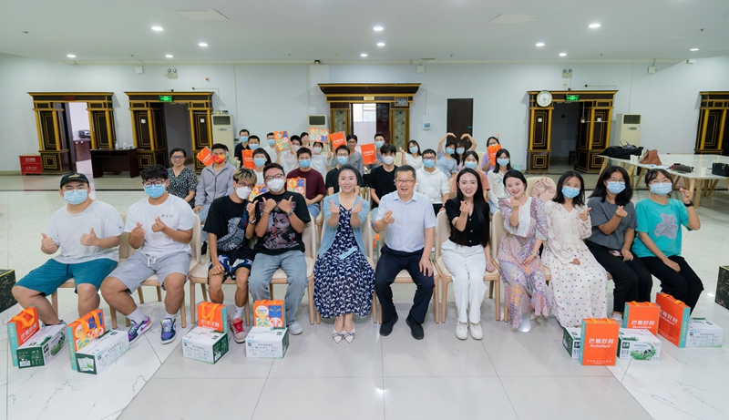 学校开展中秋慰问留校生活动