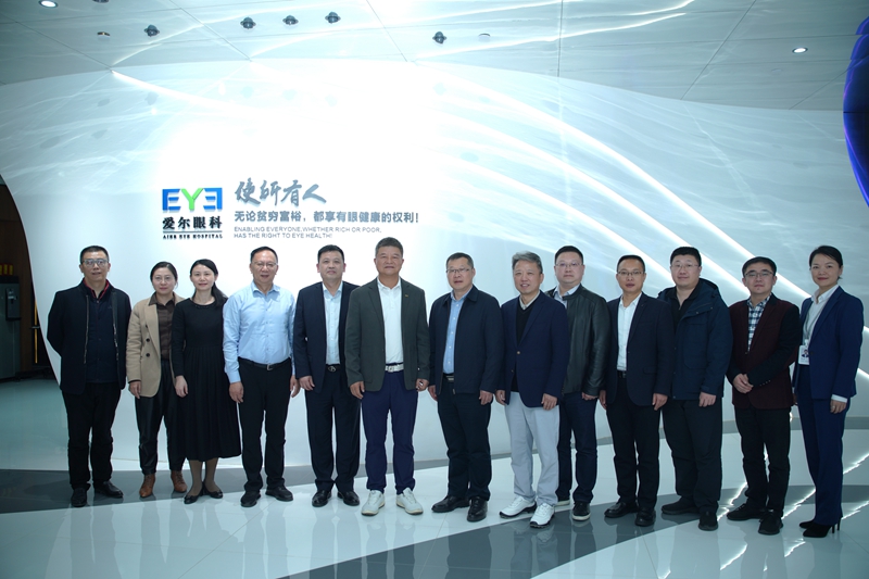 学校领导赴爱尔眼科医院集团考察调研