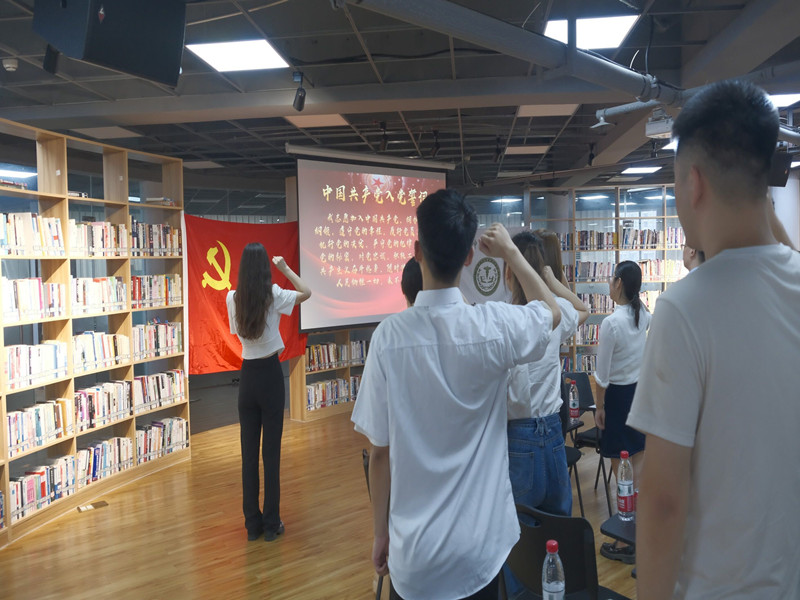 党章装行囊 信仰伴远行