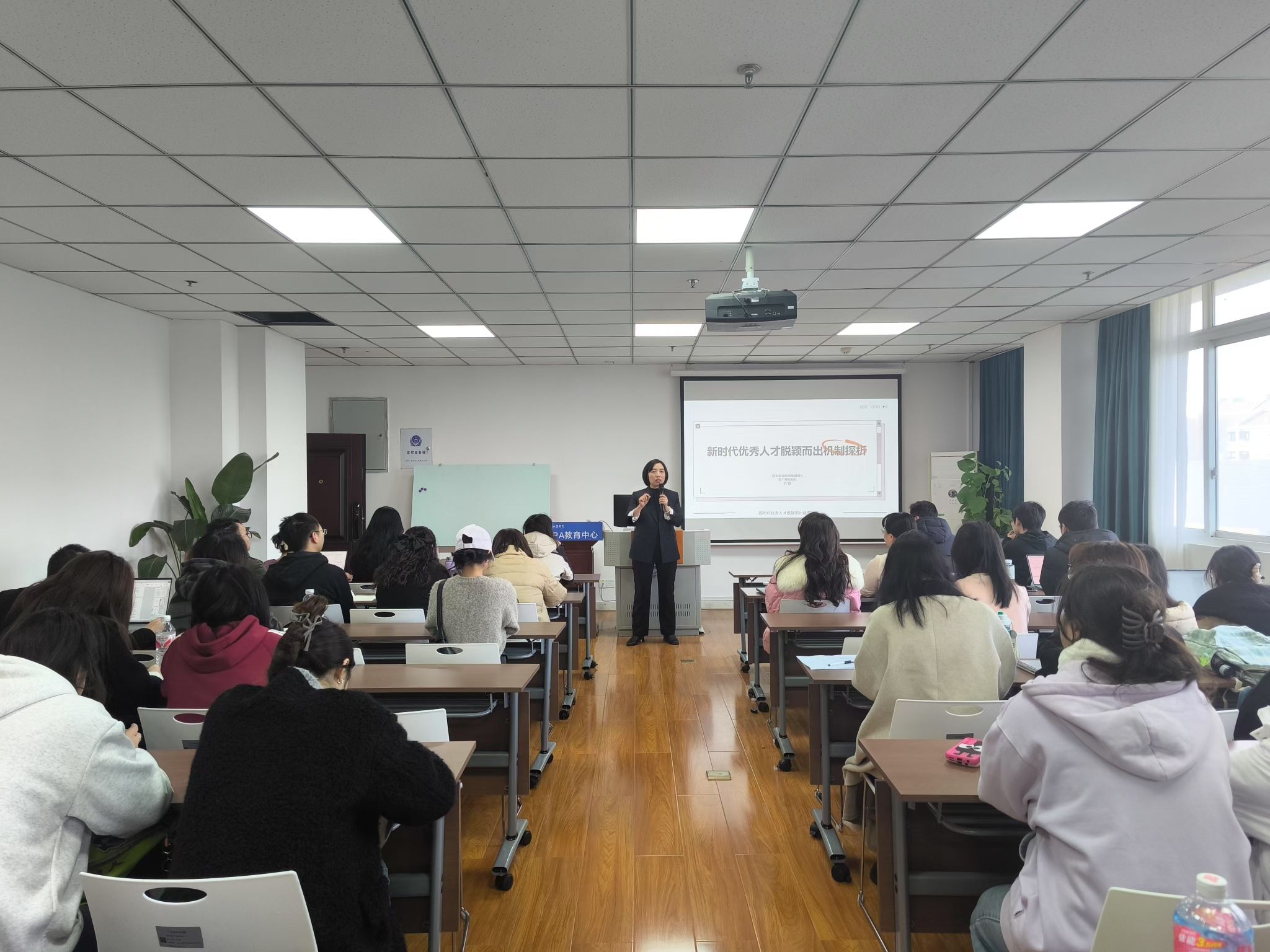 南充市委组织部副部长、老干部局局长许琪为MPA研究生作专题讲座