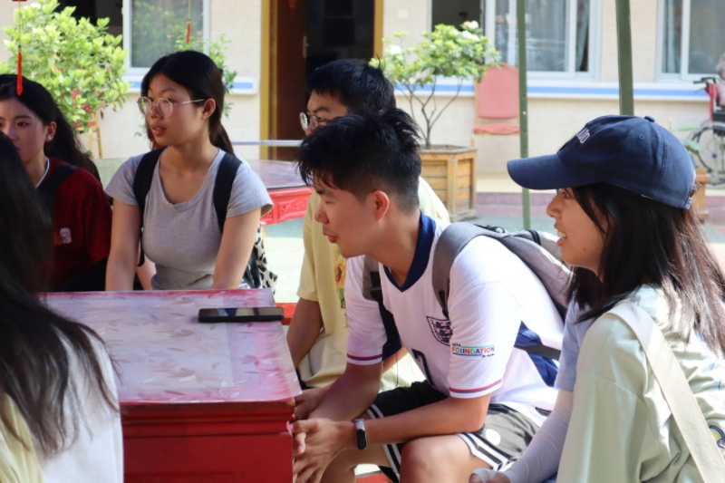 新苗寻根瞻前辈，老树示范传薪火