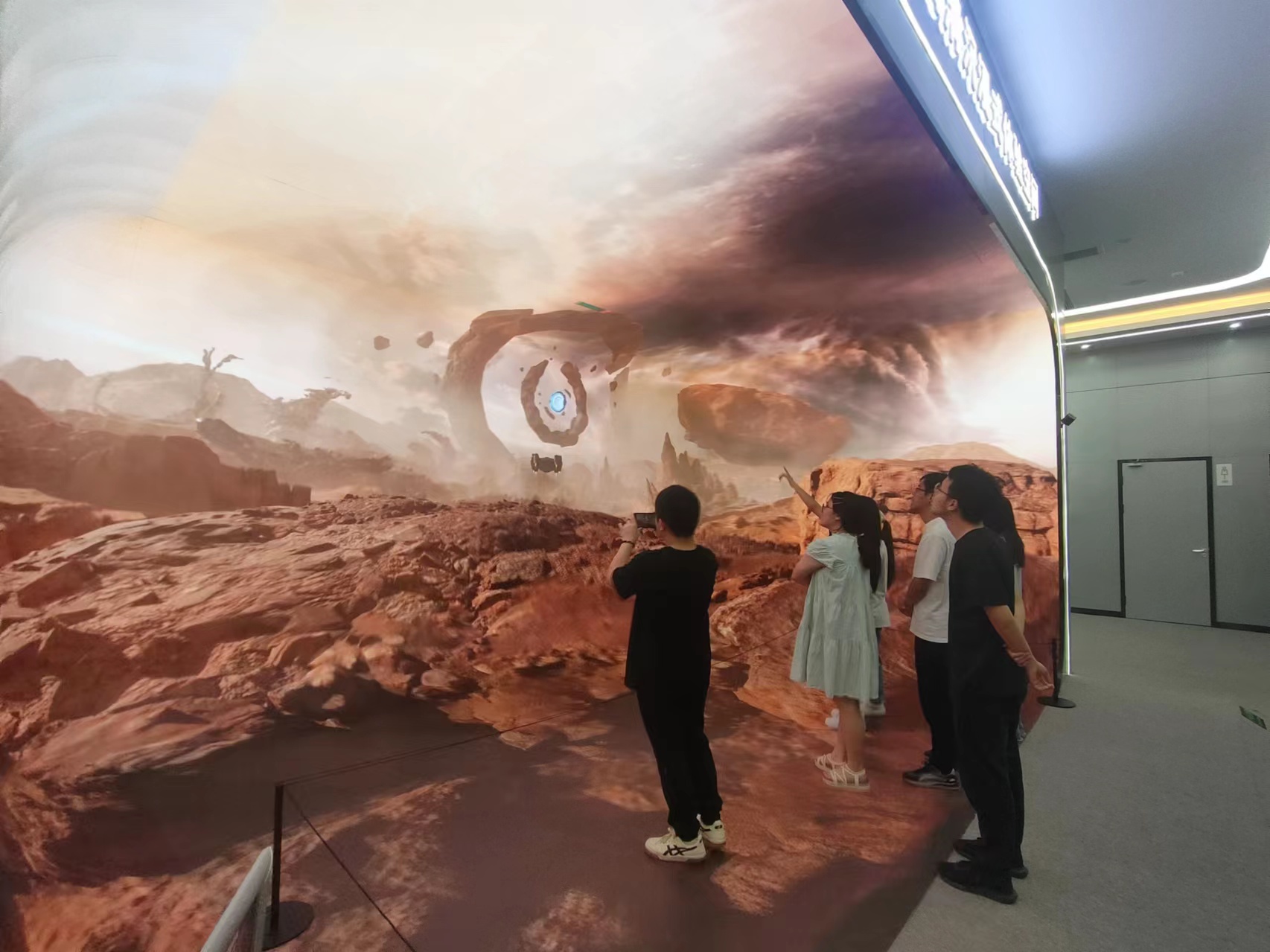 网络与信息化中心组织学生代表参观南充市数字科幻馆