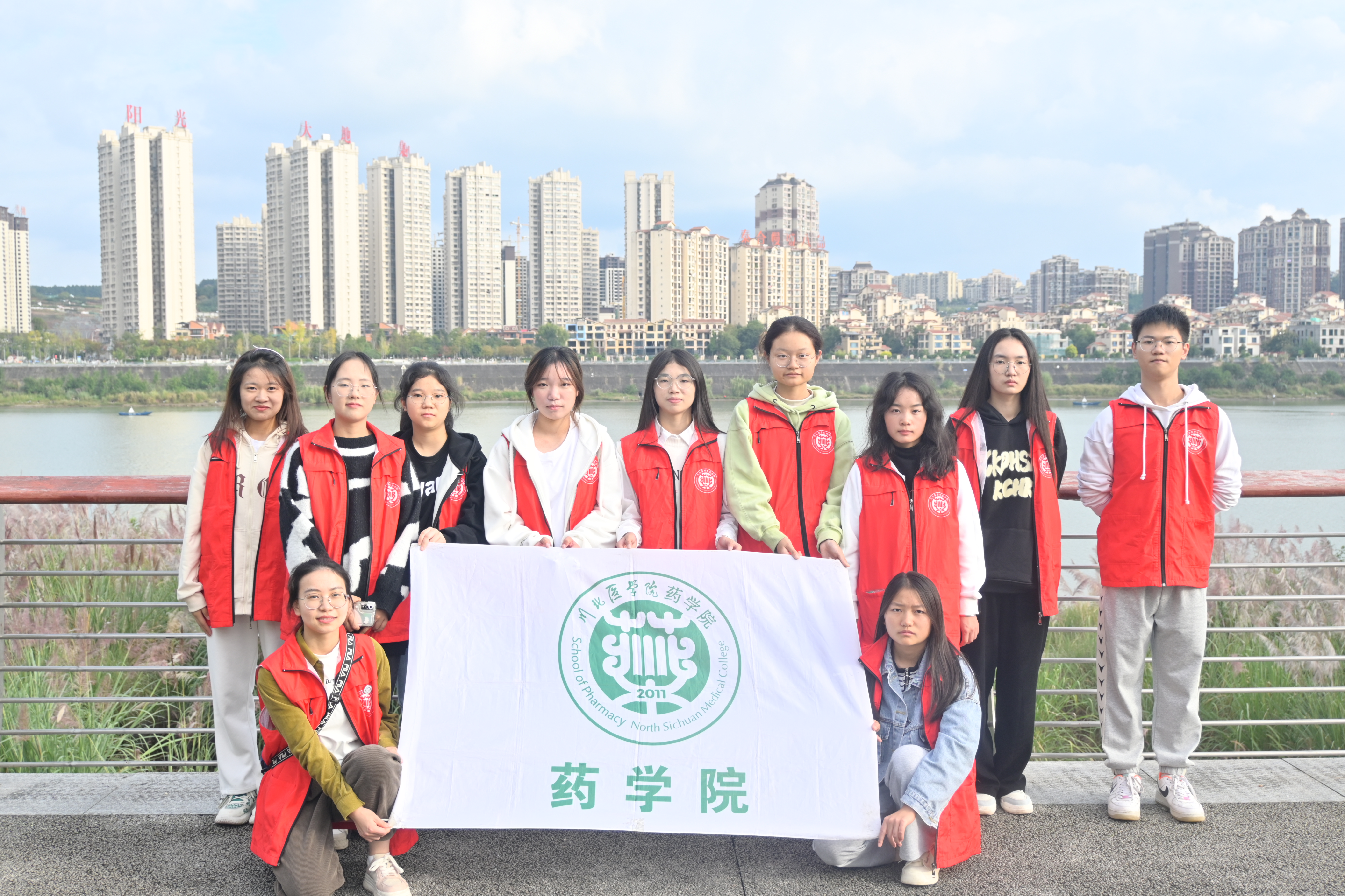 药学院开展“河清水净,你我同行”净滩志愿活动