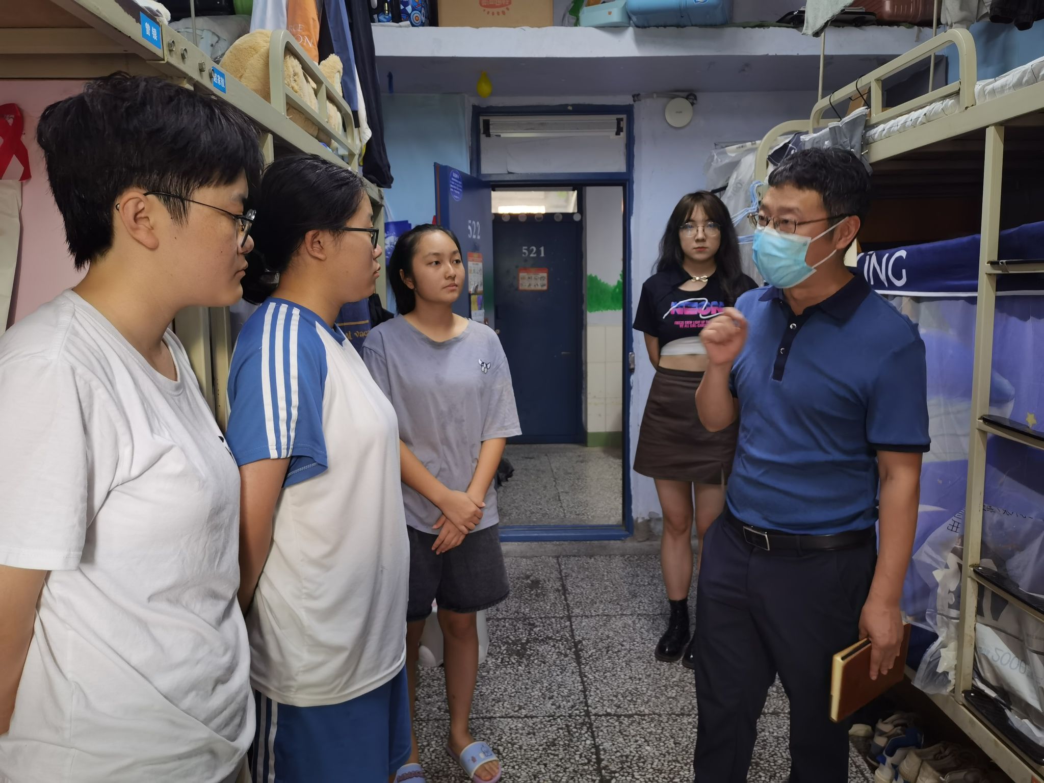 基础医学与法医学院组织节前深入学生寝室走访活动