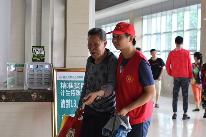 我院青风志愿者开展“改善医疗 从“心”开始”志愿活动