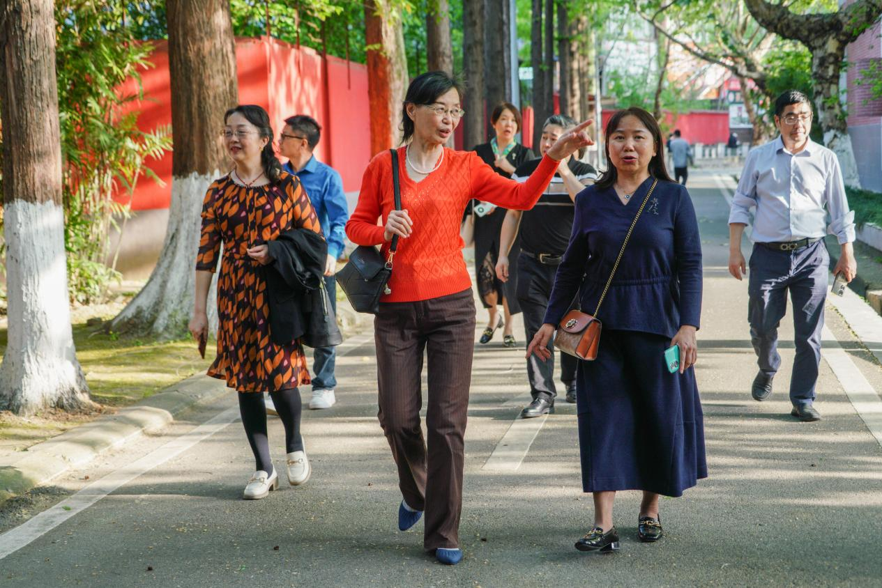 我校临床医学88级校友举行毕业30周年返校感恩活动