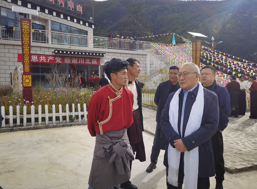 杜勇带队赴稻城县郎日村调研乡村振兴工作