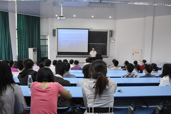 学校召开2010级研究生转入课题阶段岗前培训会