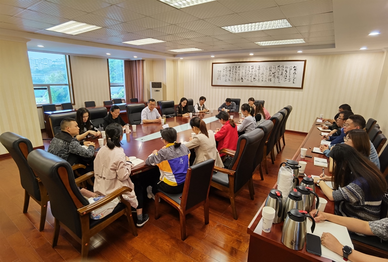 学校召开青年辅导员代表座谈会
