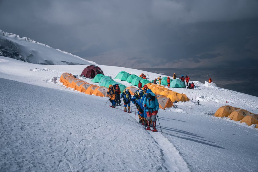 7546米！我校教师无氧登顶！