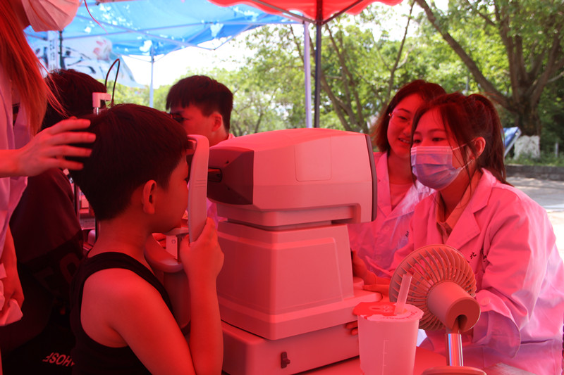 眼视光医学院开展第十七届“金视”之免费验光活动