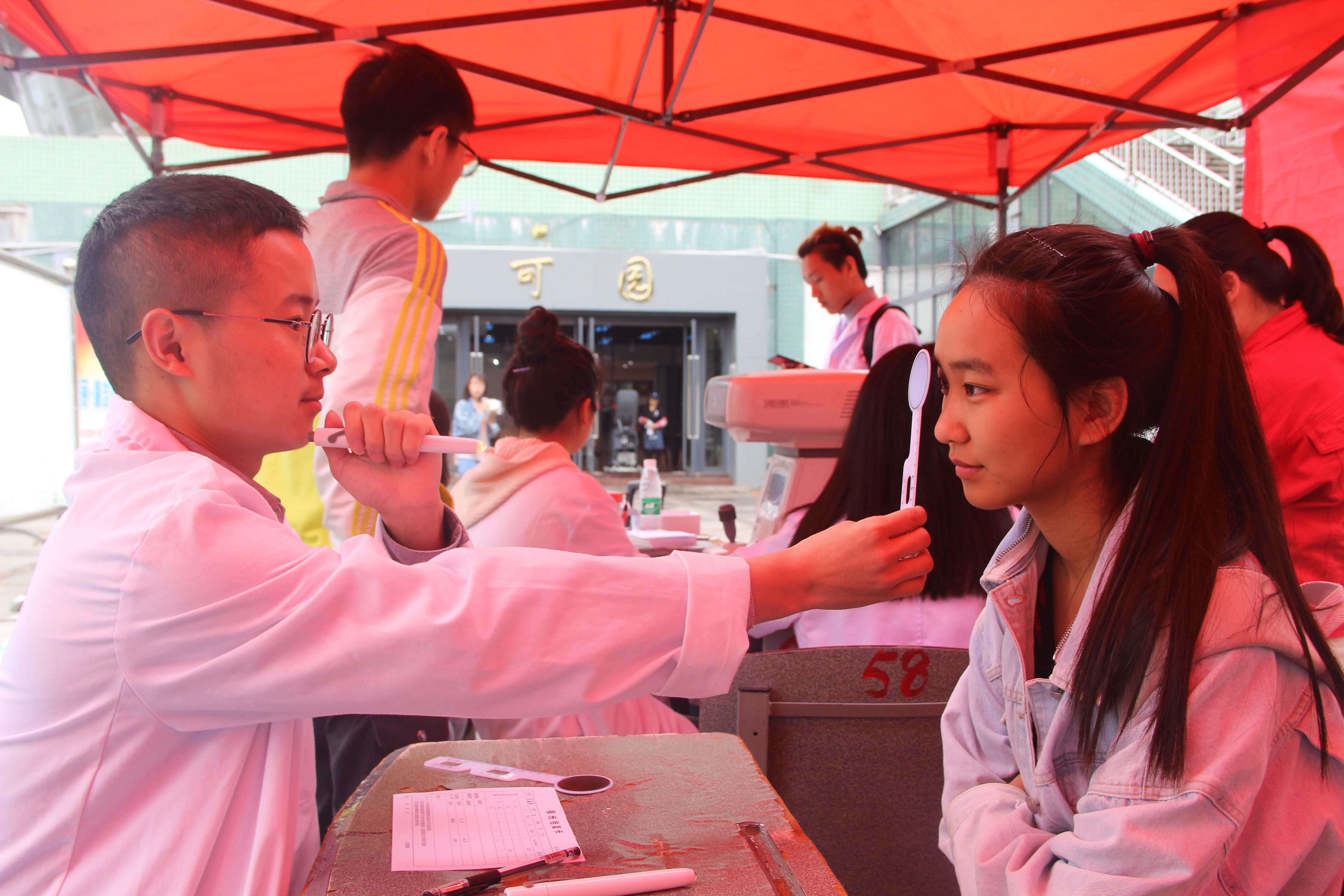 眼视光学系开展第十四届“金视爱眼护眼-验光”活动