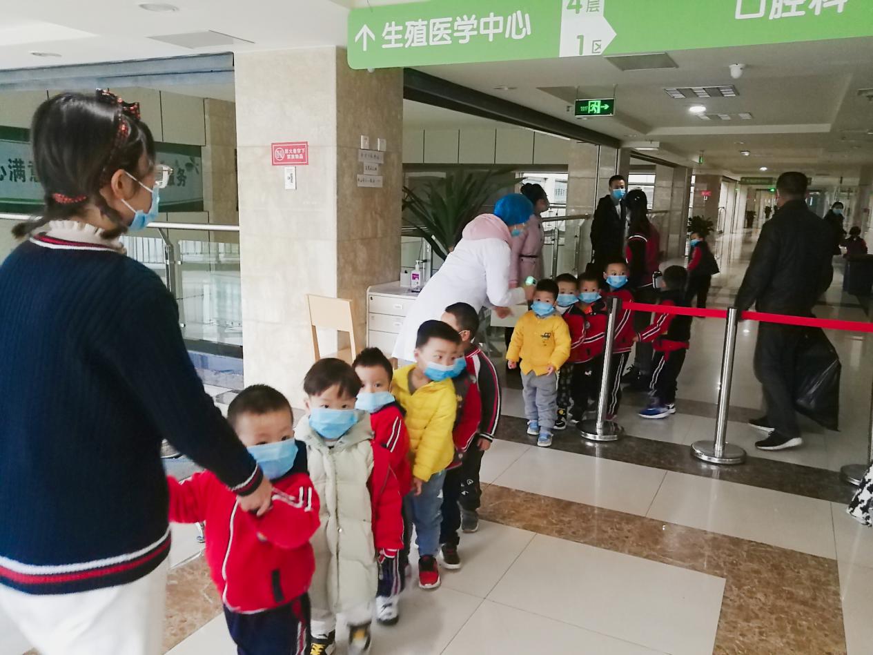 “感恩于心,用爱传递”——南充一中附小幼儿园师生到 川北医学院附属医院口腔科开展感恩节系列活动