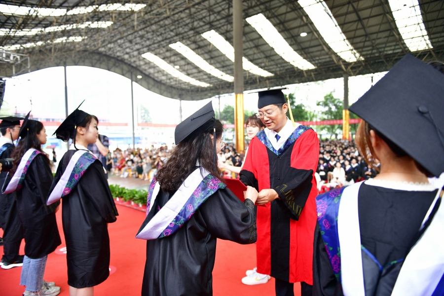 此去春山花烂漫 追星赶月莫停留 学校举行2024届学生毕业典礼
