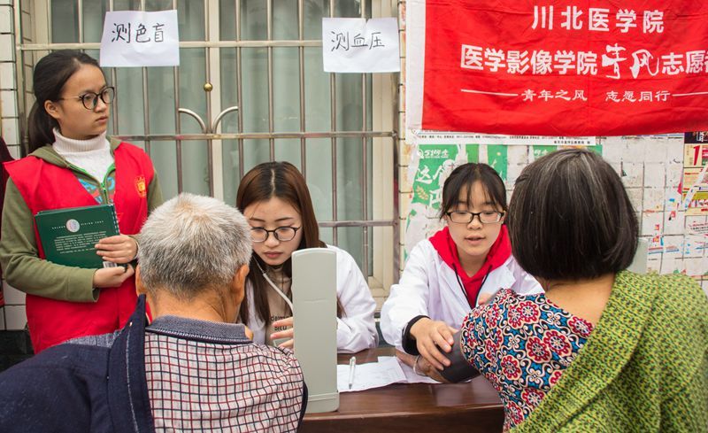 青风徐来进社区，志愿义诊暖人心