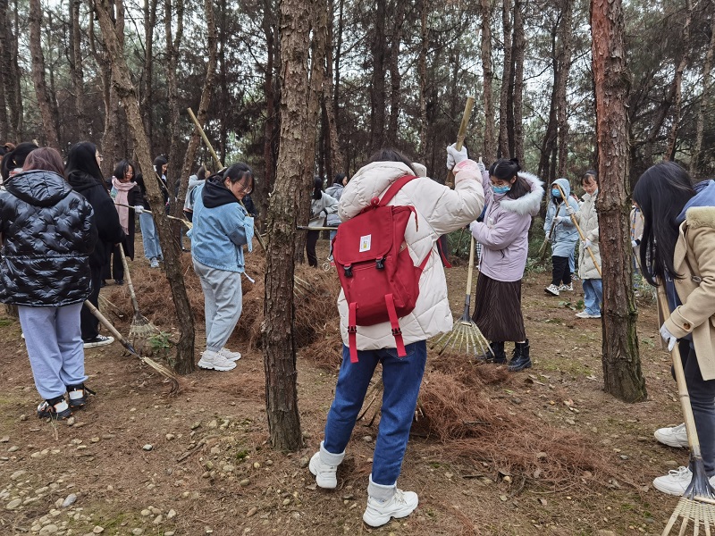 药学院开展劳动教育实践活动