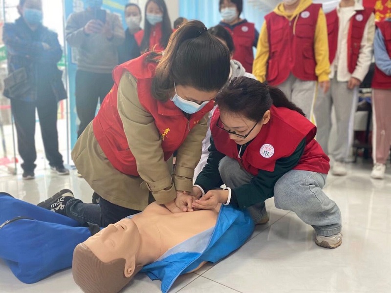 阳春三月学雷锋，口腔学子进社区