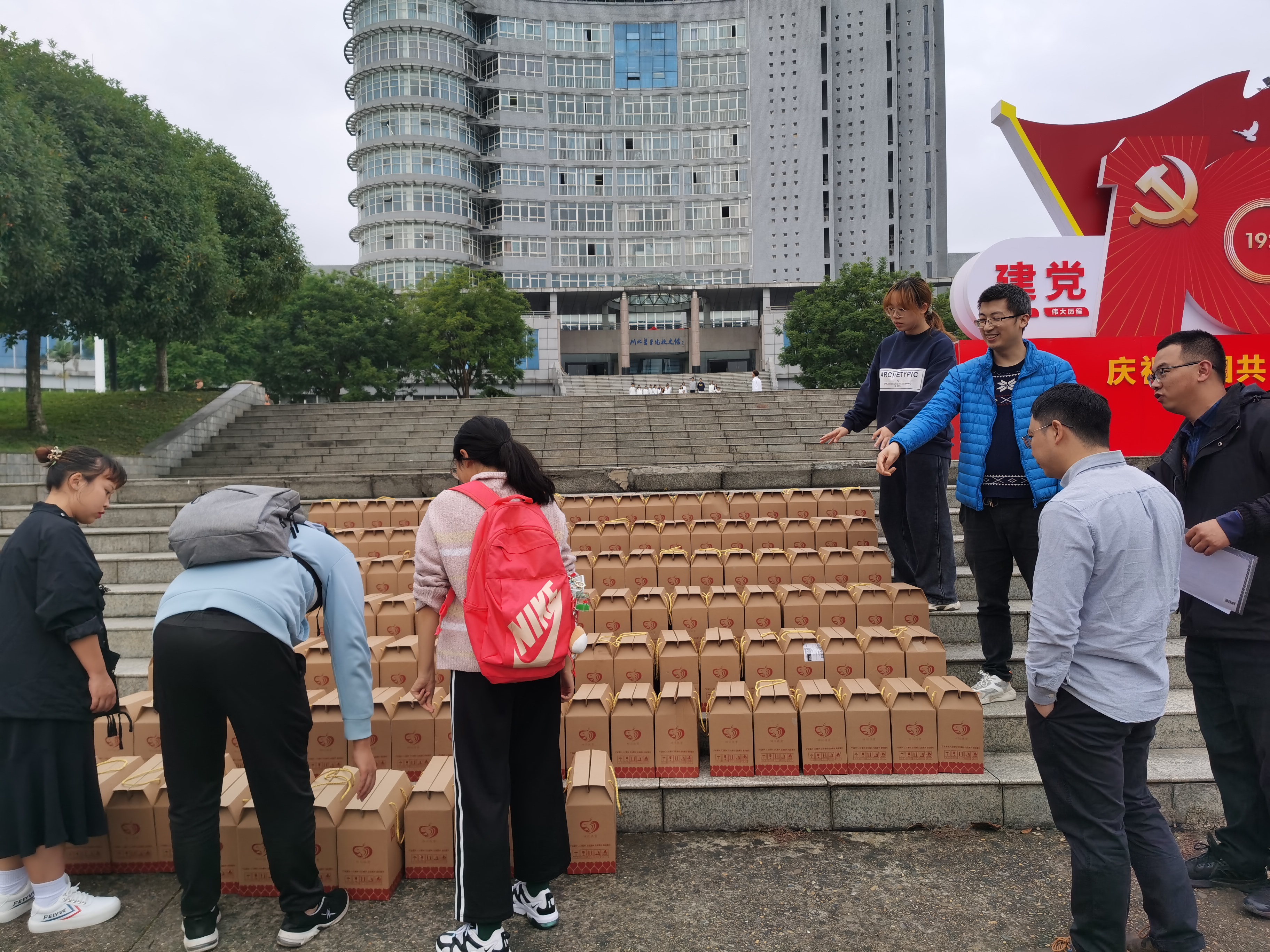 以购代捐促“造血” 消费扶贫强产业:学校开展“以购代捐”活动