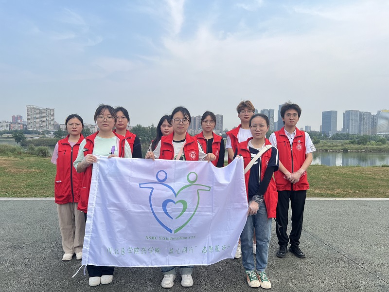 药学院组织入党积极分子开展净滩活动