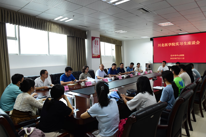 杜勇一行赴巴中市中心医院调研并看望慰问暑期“三下乡”队伍