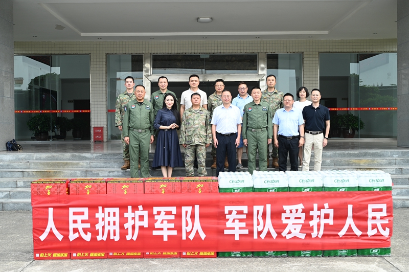 学校开展“八一”建军节慰问活动