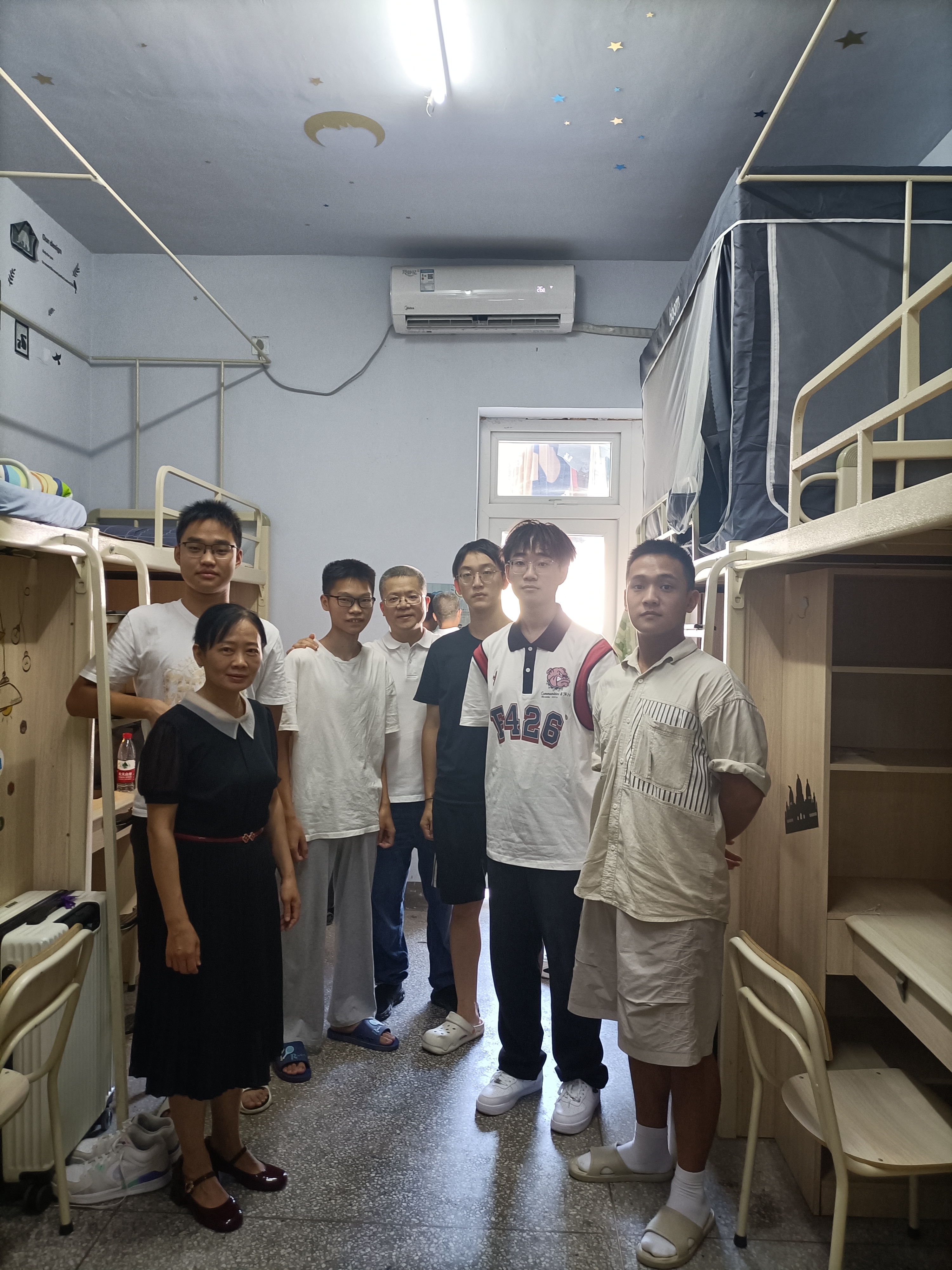 学院领导深入寝室走访慰问新生