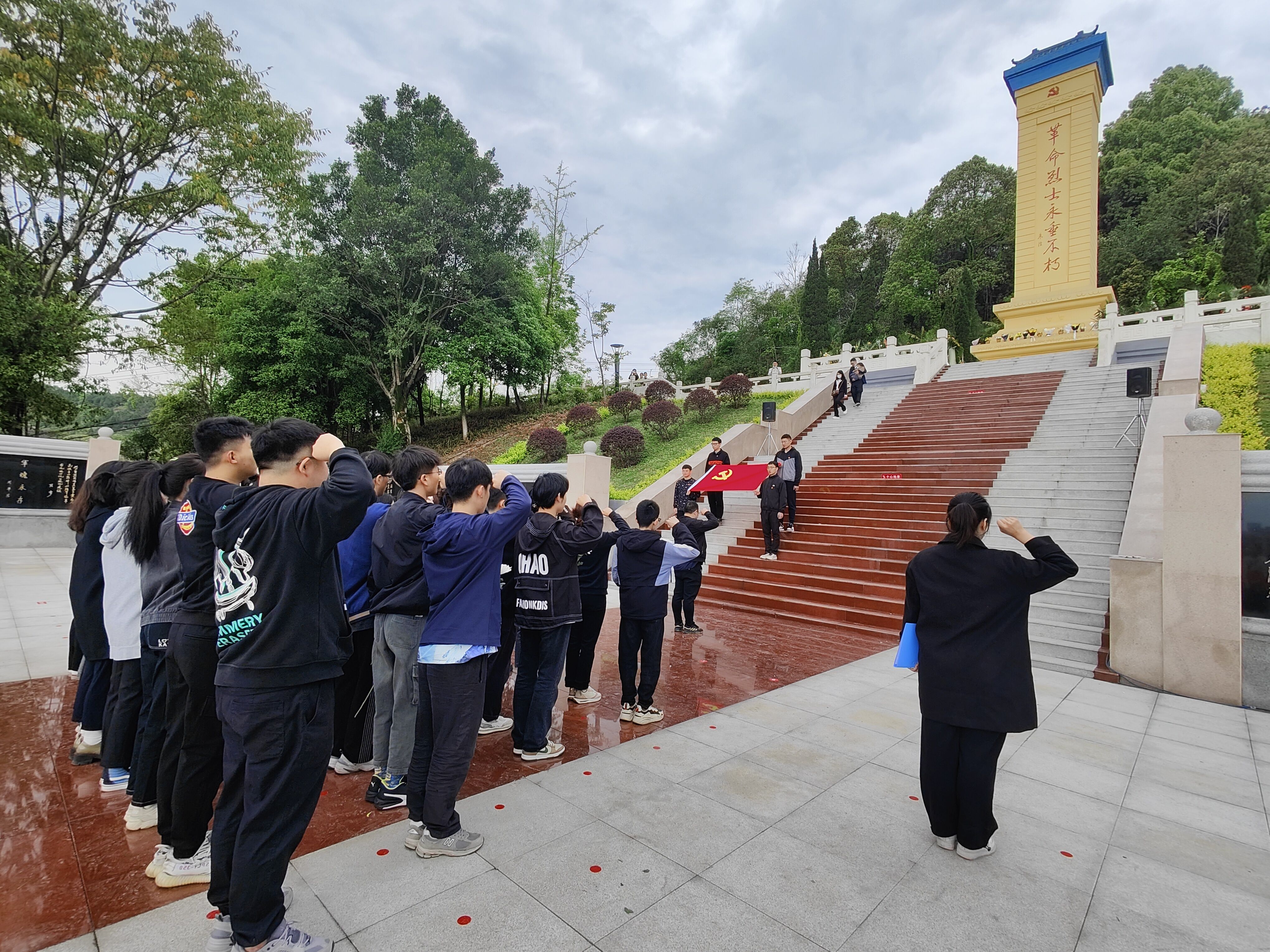 口腔医学系党总支开展缅怀先烈党日活动