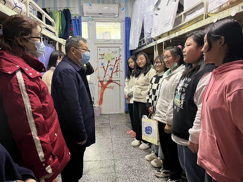 校领导深入学生寝室看望新学期返校学生