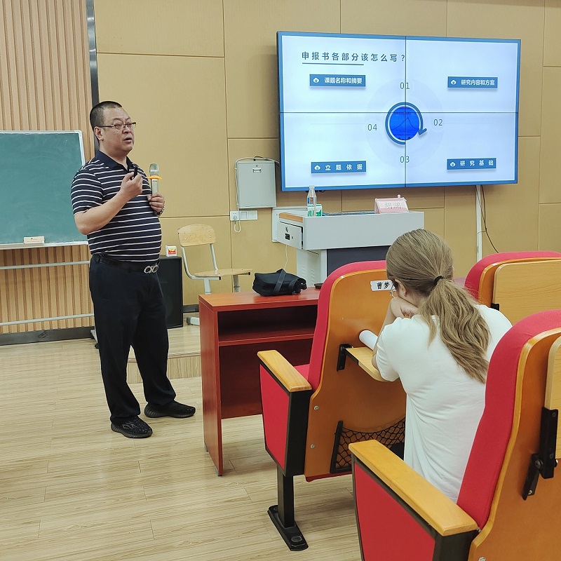 我校专家应邀为四川卫生康复职业学院教师授课