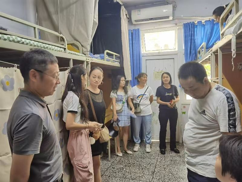 基础医学与法医学院开展新生寝室走访工作