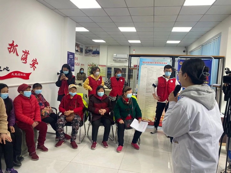 阳春三月学雷锋，口腔学子进社区