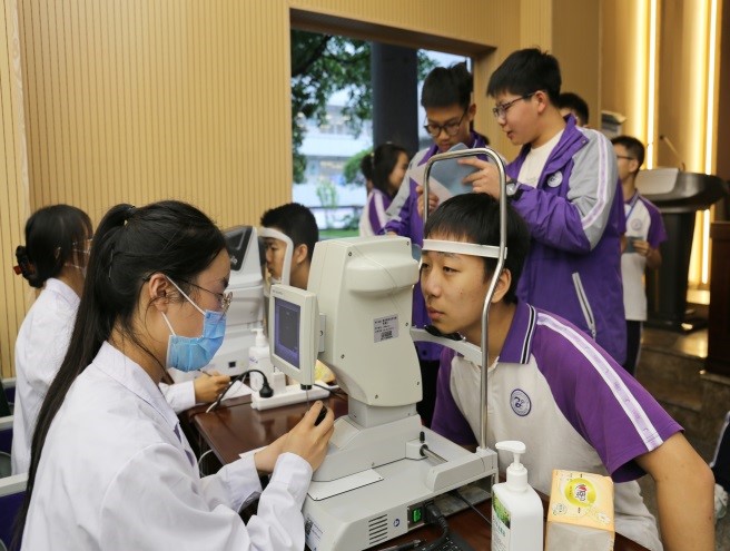 重实践 建新功 守护“睛”彩 眼视光医学院用行动落实主题教育总要求