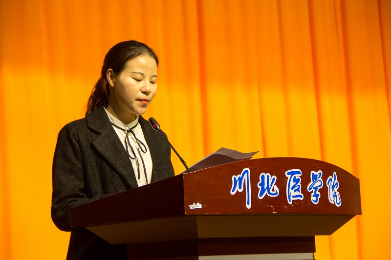 学生代表张丹.jpg 学生代表张丹.jpg