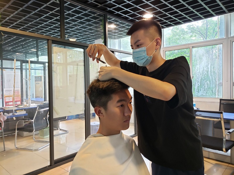 服务同学，共克时艰，中西医学子勤工助学提供便民理发服务