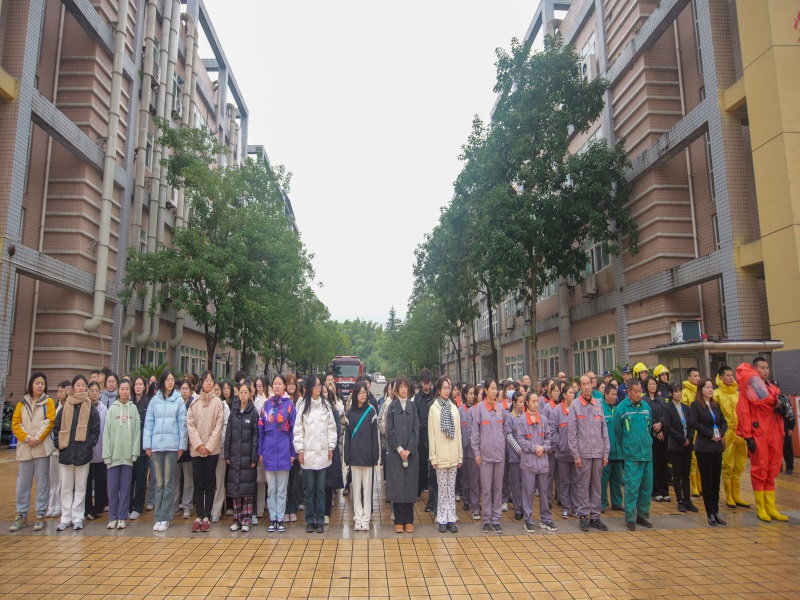 学校开展实验室消防应急疏散演练