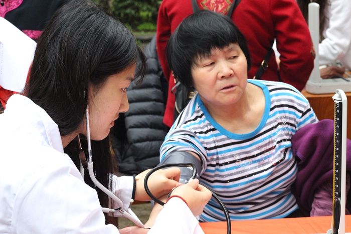 我院志愿者开展“春雨润万物 清风吹万家”