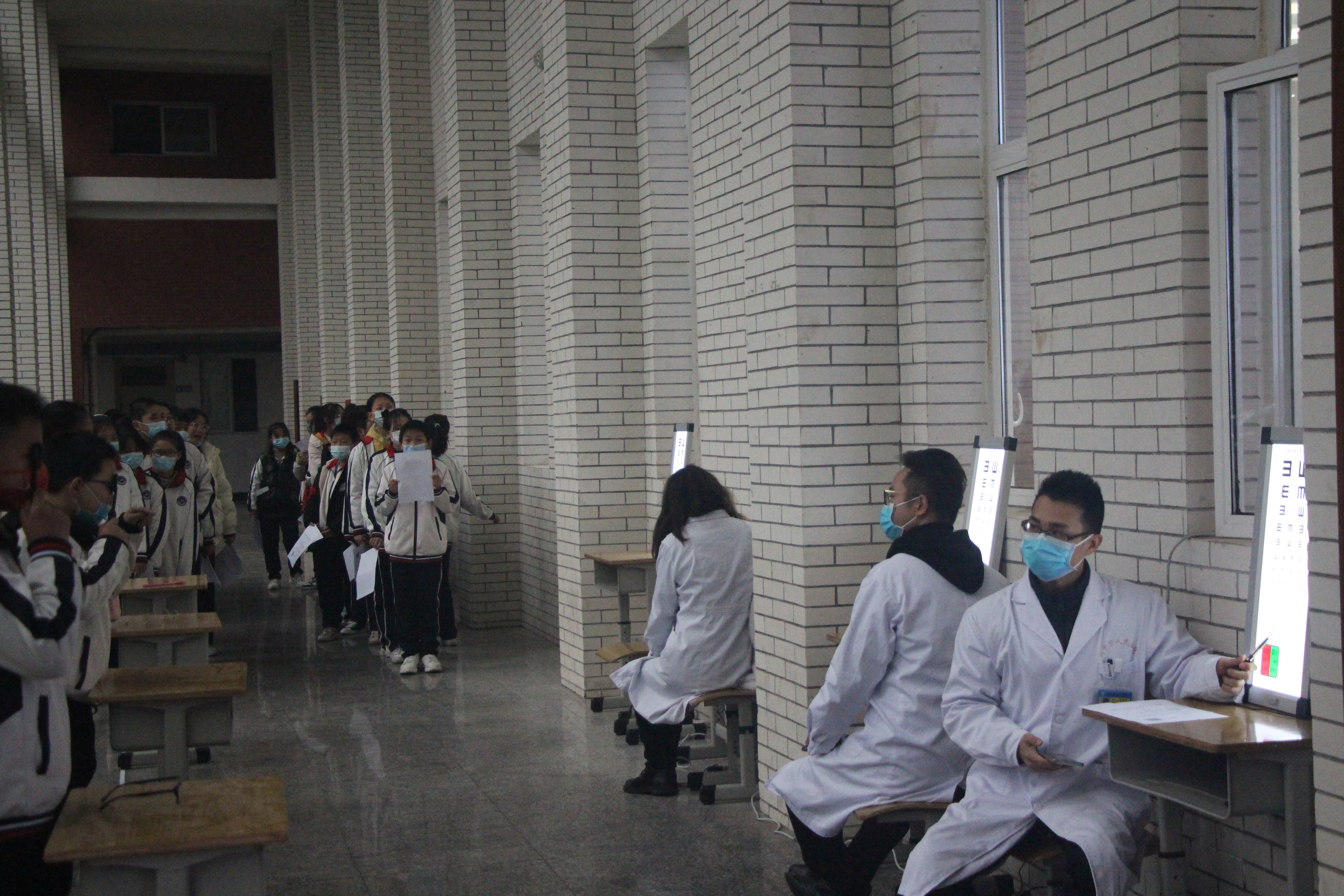 眼视光医学院联合阆中市人民医院开展“中小学校儿童青少年近视防控光明行动”