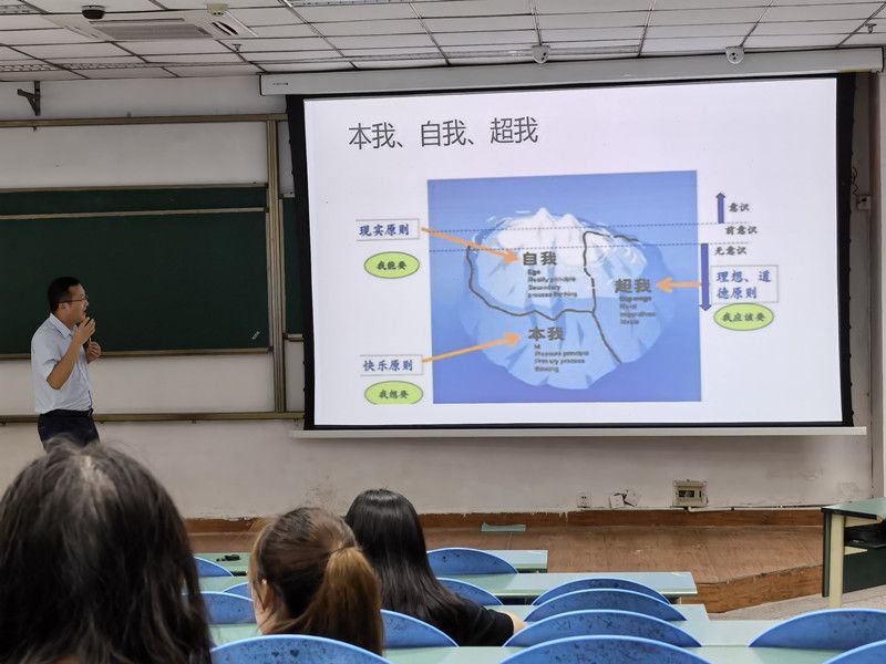 学校举办系列心理健康教育专题讲座