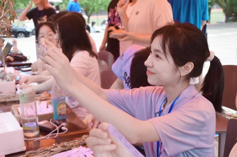 四野时雨遇芒种,五色新丝缠角粽