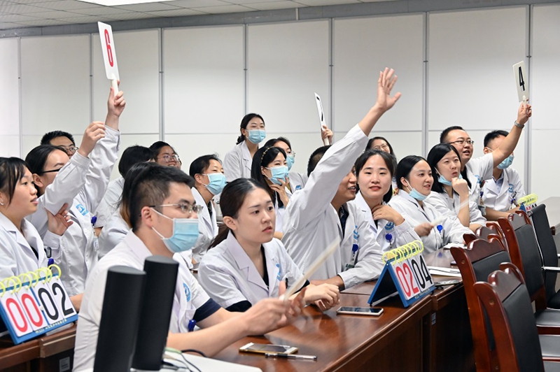 第二附属医院举行第三届“中国医师节”庆祝暨表彰大会